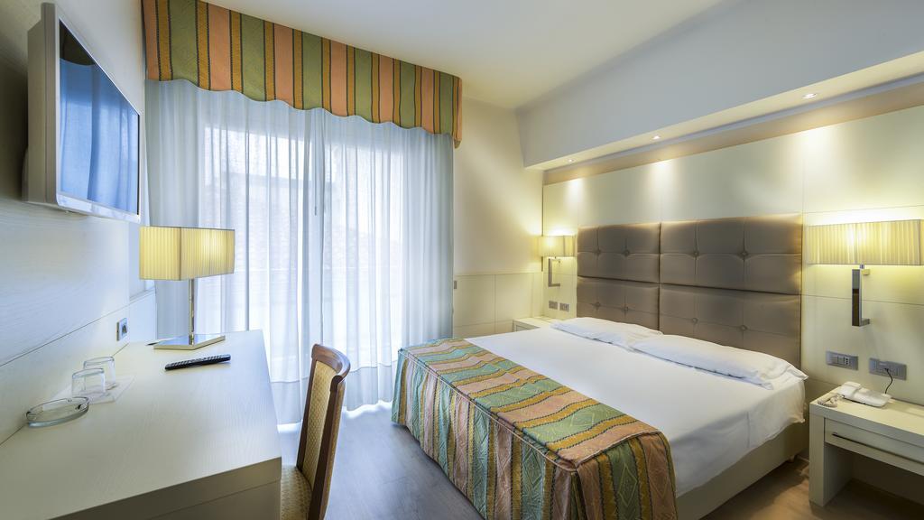 Hotel Vittoria Lignano Sabbiadoro Esterno foto