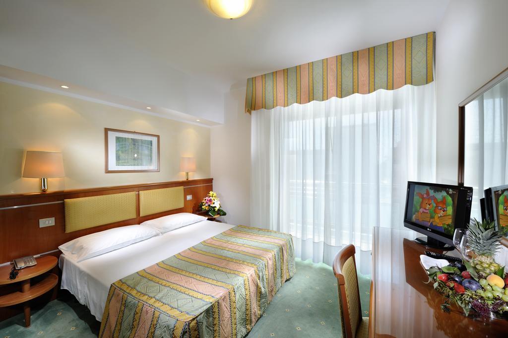 Hotel Vittoria Lignano Sabbiadoro Esterno foto