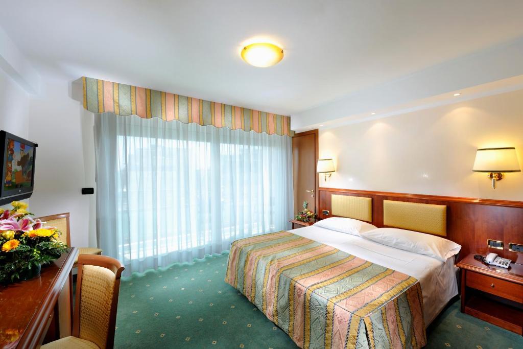 Hotel Vittoria Lignano Sabbiadoro Esterno foto