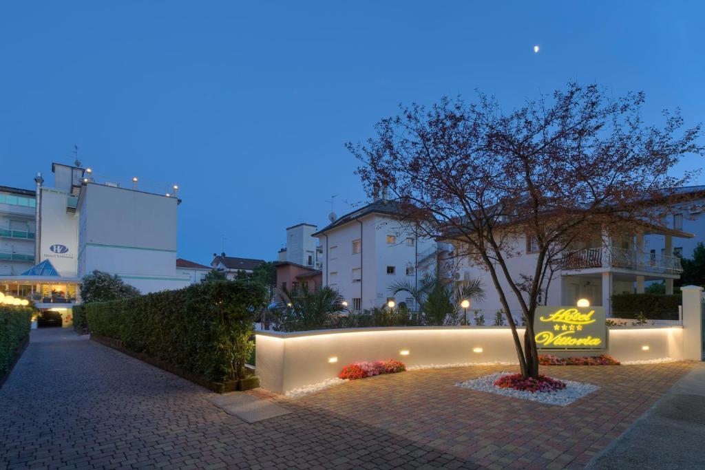 Hotel Vittoria Lignano Sabbiadoro Esterno foto