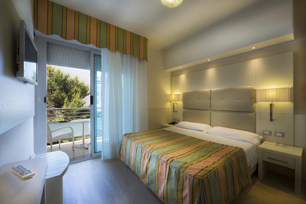Hotel Vittoria Lignano Sabbiadoro Esterno foto