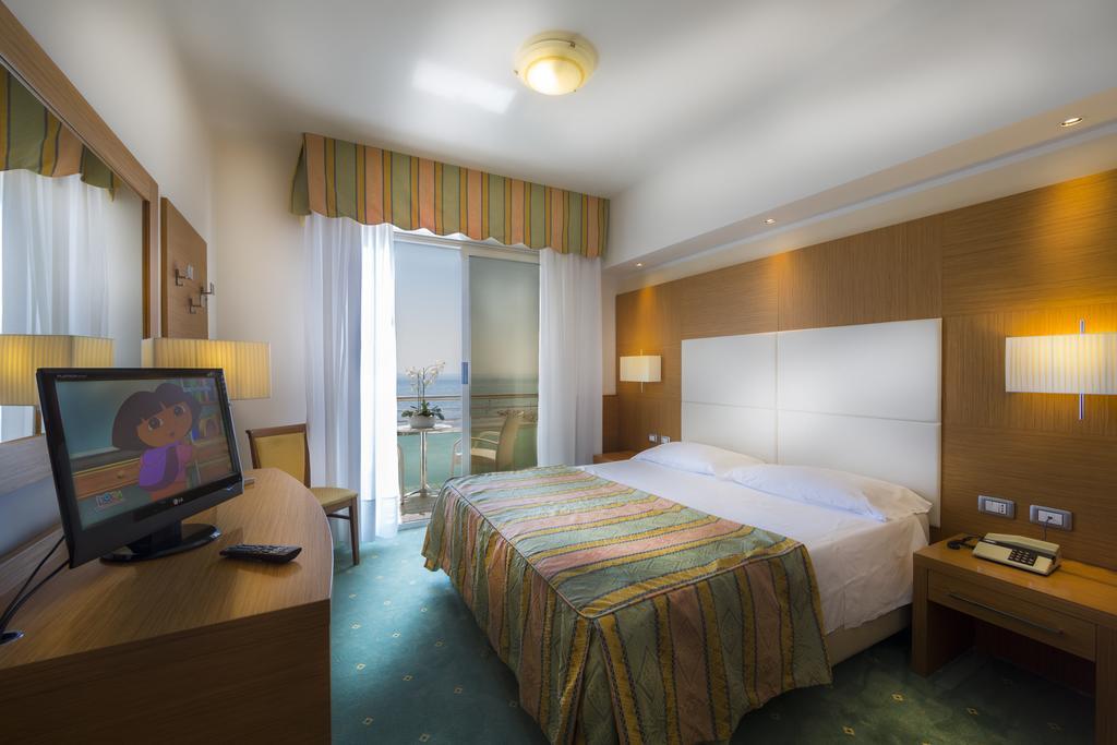 Hotel Vittoria Lignano Sabbiadoro Esterno foto