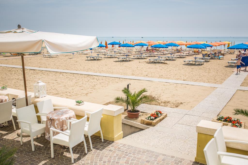 Hotel Vittoria Lignano Sabbiadoro Esterno foto