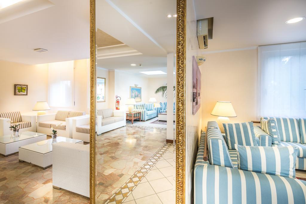 Hotel Vittoria Lignano Sabbiadoro Esterno foto