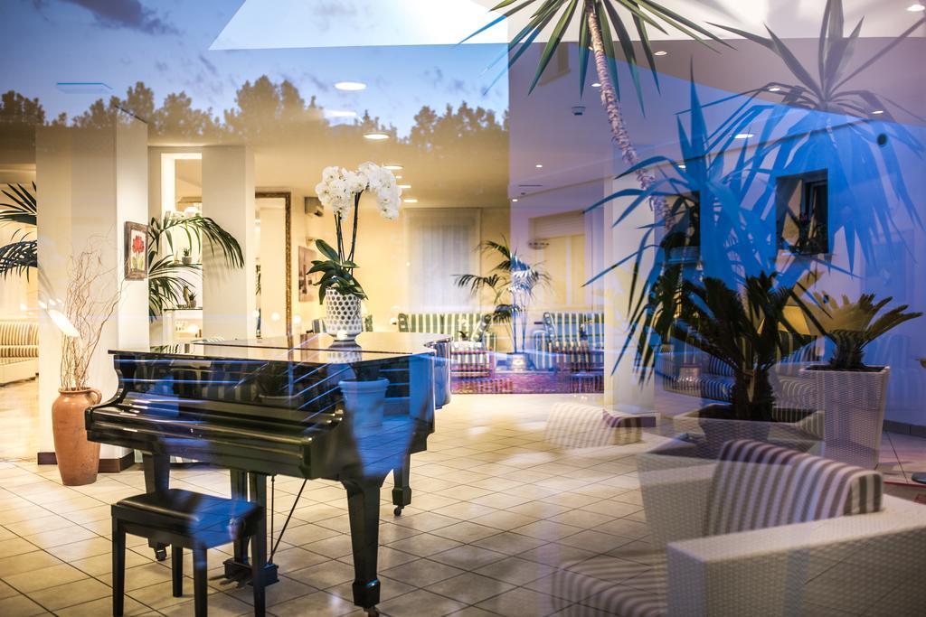 Hotel Vittoria Lignano Sabbiadoro Esterno foto