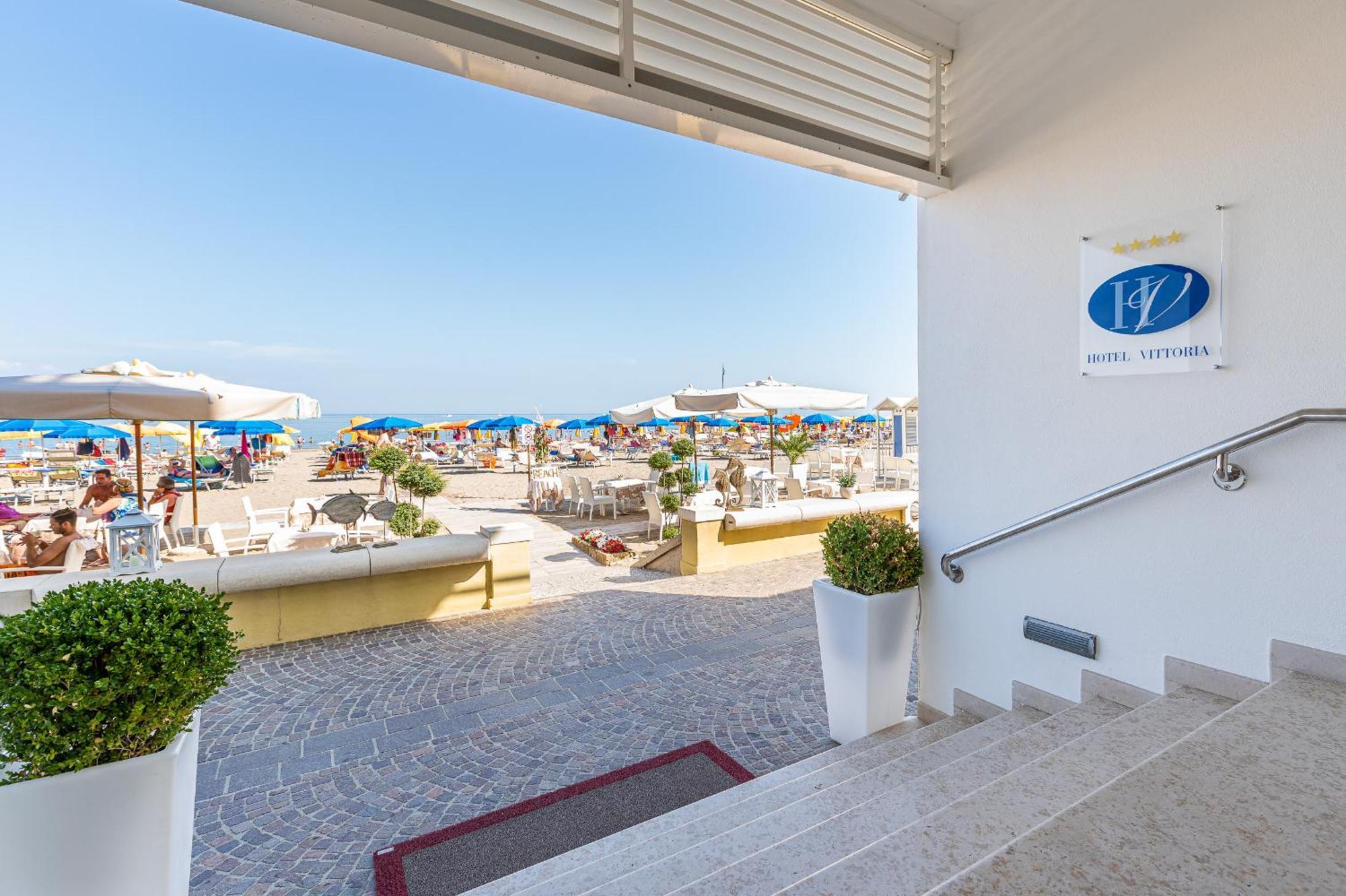 Hotel Vittoria Lignano Sabbiadoro Esterno foto
